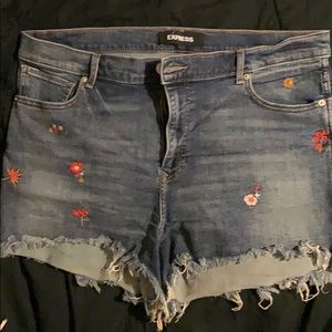 Express blue denim shorts with embroidered flowers